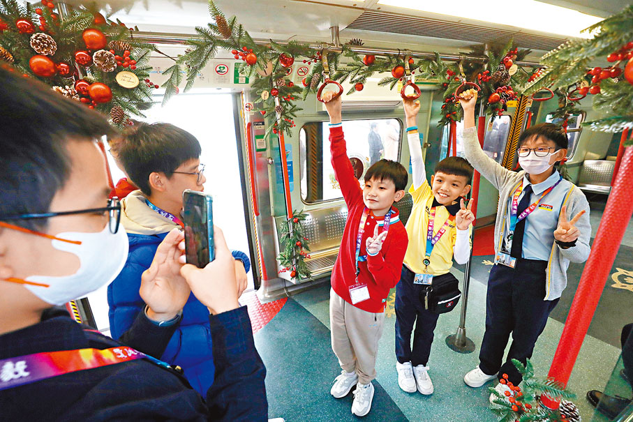 ◆學生們先睹為快。香港文匯報記者郭木又 攝