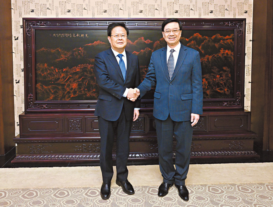 ◆李家超（右）在北京與國家發展和改革委員會黨組書記、主任鄭柵潔（左）會面。