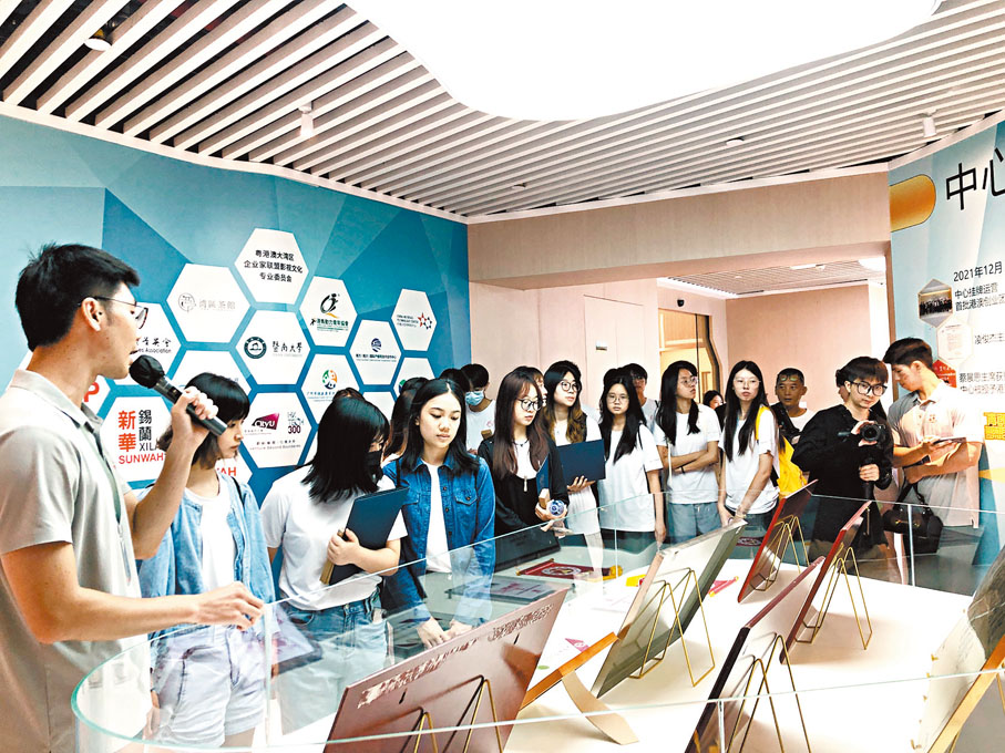 ◆廣深都市圈，對於人才引進不拘一格。圖為香港青年學生在廣州參觀創業基地。 資料圖片