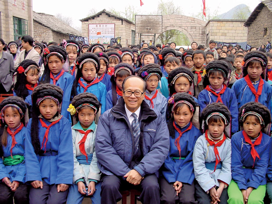 ◆李嘉誠於1980年創立李嘉誠基金會，視之為他的「第三個兒子」，投入其三分一資產，至今已捐出總款逾300億港元，其中約 80%的項目在大中華地區。