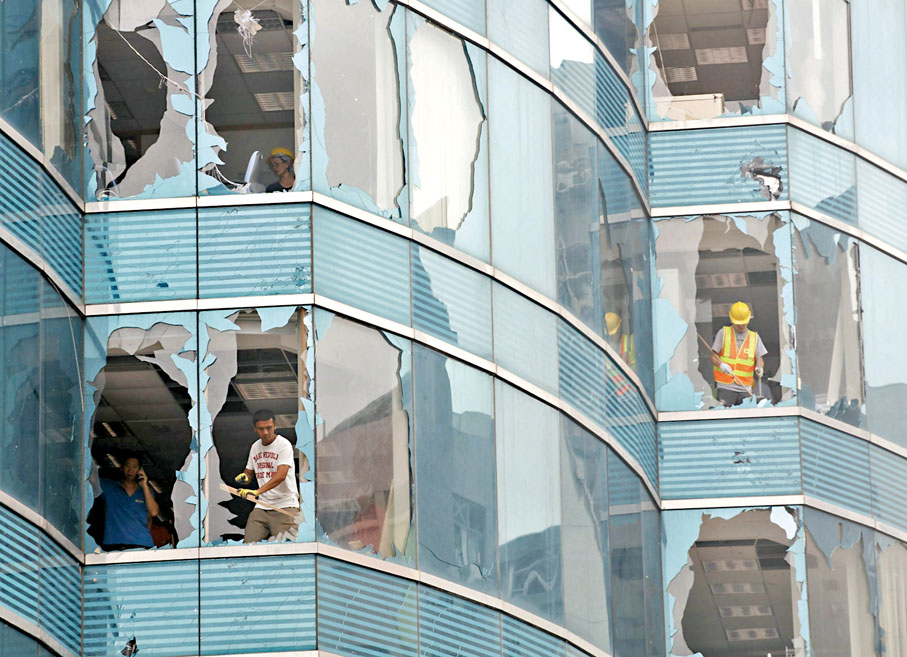 ◆颱風「山竹」襲港，高樓嚴重爆玻璃。 資料圖片