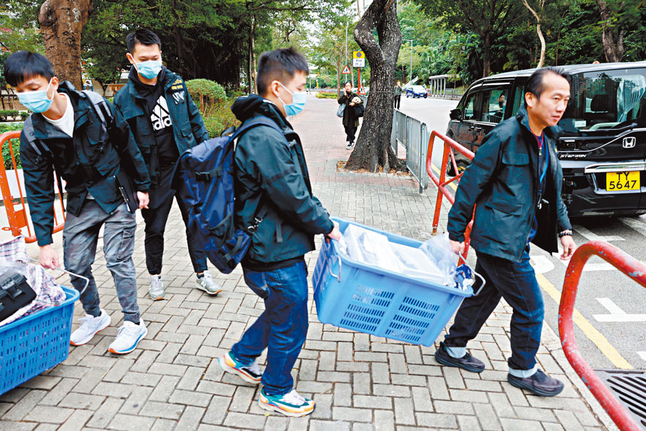 ◆探員在現場檢走大批證物。香港文匯報記者劉友光 攝