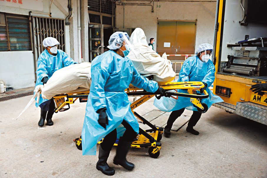 ◆死者遺體被舁送殮房。香港文匯報記者劉友光 攝