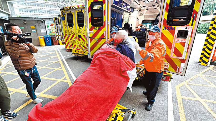 ◆頭部受傷的長女送院時血流披面。