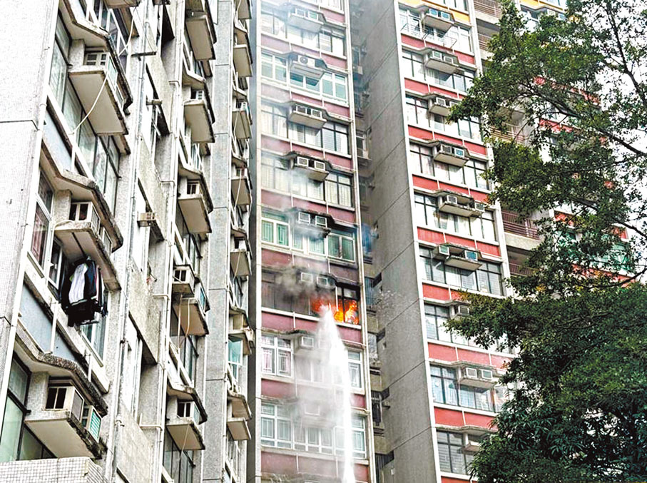 ◆東頭邨貴東樓血案單位發生火警，消防員射水灌救。 網上圖片