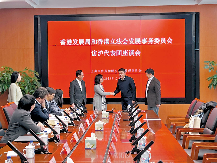 ◆甯漢豪（右三）和訪問團拜會上海市住房和城鄉建設管理委員會，並與主任胡廣傑（右二）和副主任金晨（右一）合照。
