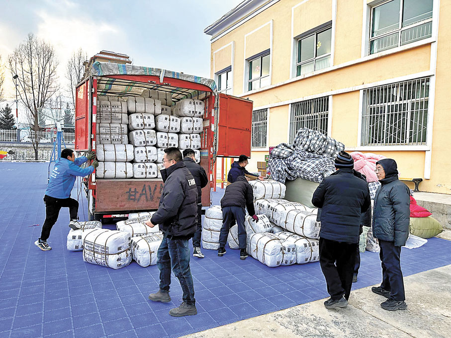 ◆物資到達積石山災區，不用進倉庫卸貨，左邊帳篷專門登記，右邊帳篷負責調配，第一時間運往受災嚴重鄉鎮。 香港文匯報甘肅傳真