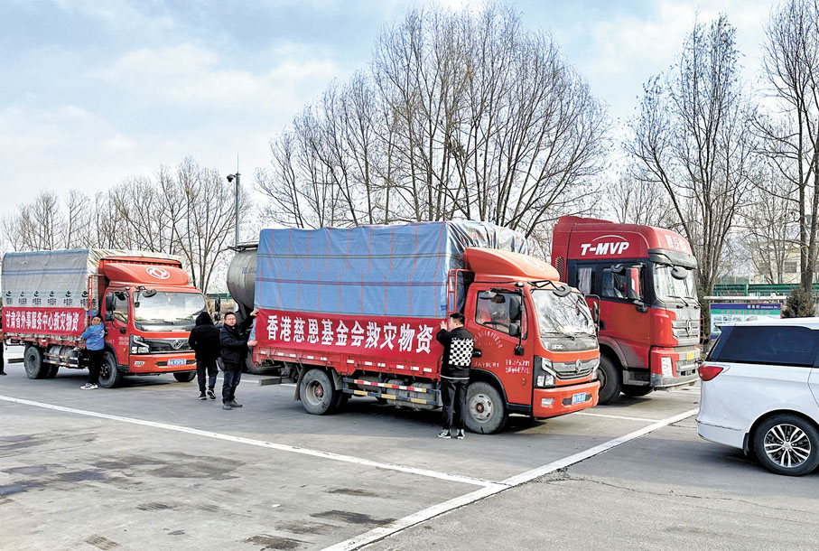 ◆滿載包括來自香港的救援物資的車輛駛往災區。 香港文匯報甘肅傳真