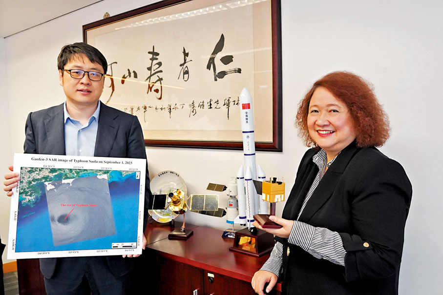 ◆馬培峰（左）、關美寶展示高分三號SAR衛星拍下的颱風「蘇拉」圖像。香港文匯報記者曾興偉 攝