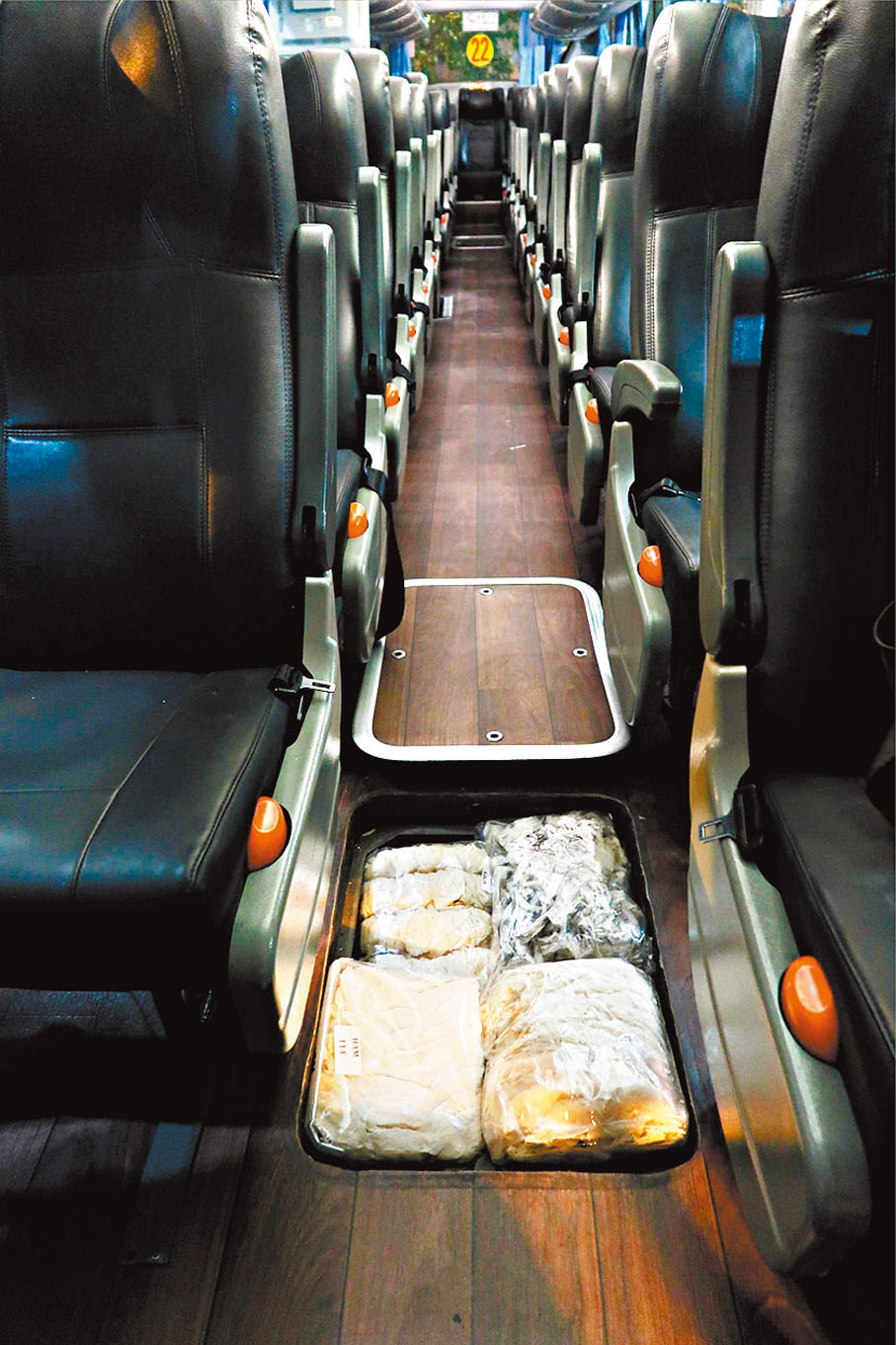 ◆旅遊巴車廂走廊地板下的維修空間被用作收藏走私貨物。 海關圖片