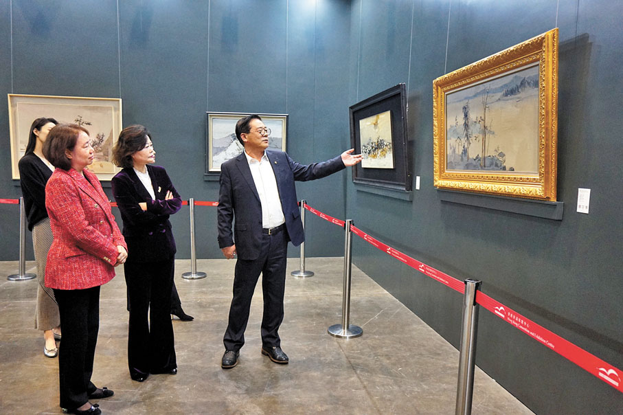 ◆徐里（右）為參觀嘉賓介紹作品。