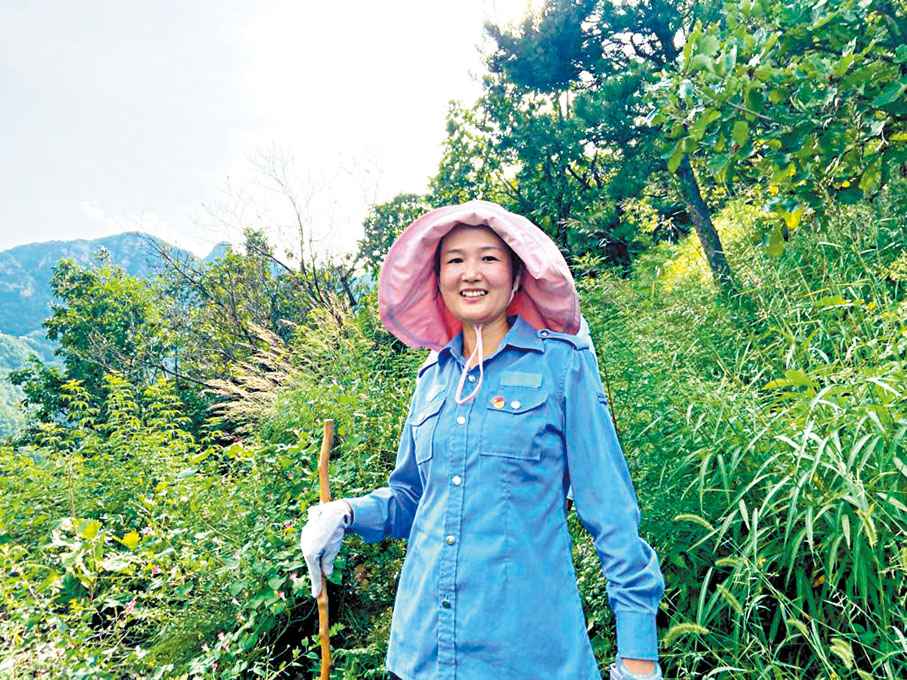 ◆邢亞萍在檢查守護黃崖關長城中。