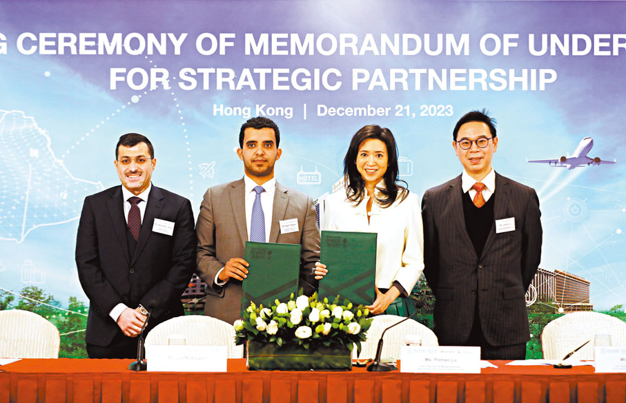 ◆沙特阿拉伯投資部昨與富豪酒店副主席兼董事總經理羅寶文(右二)、四海國際副主席兼董事總經理羅俊圖(右一)簽署合作備忘錄。 香港文匯報記者萬霜靈  攝