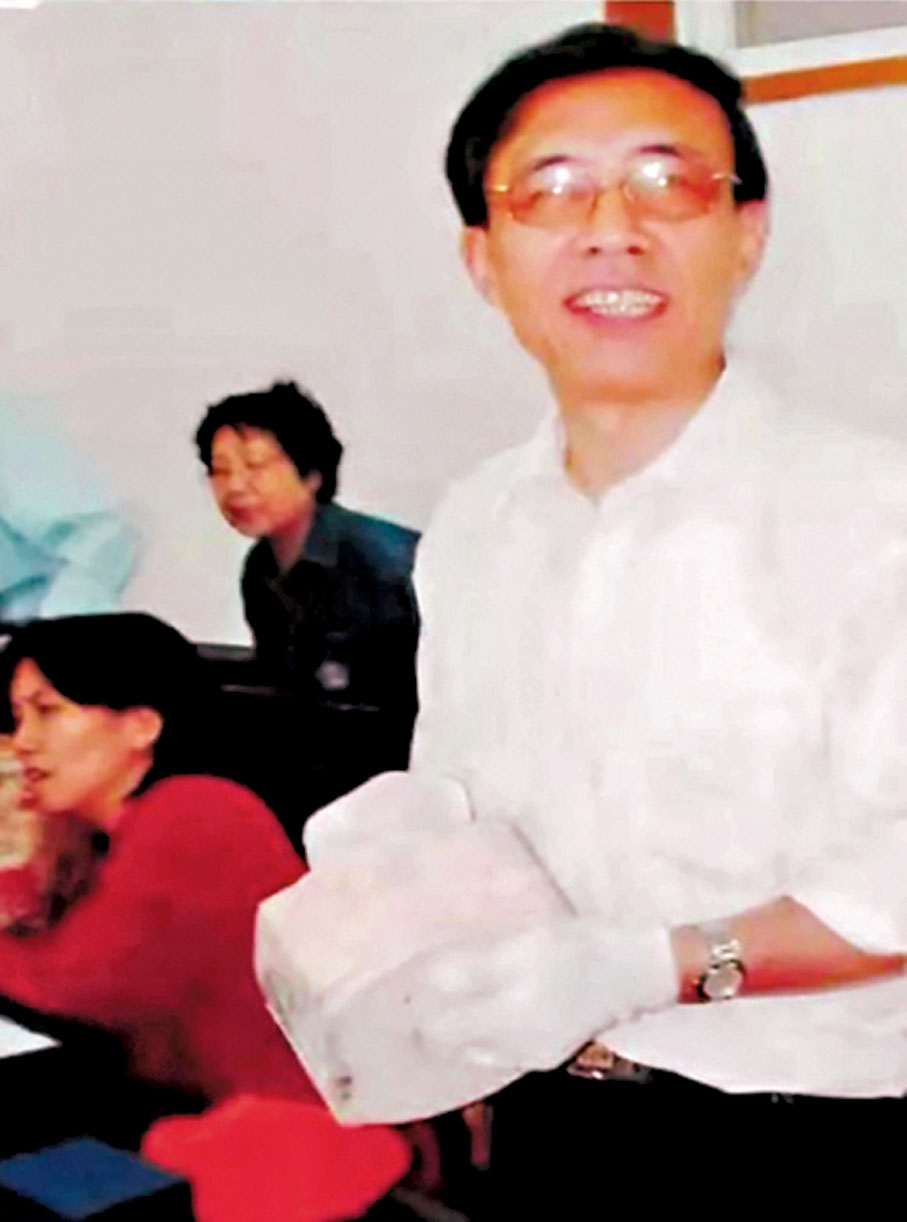 ◆王明達手捧玉琮王。 受訪者供圖