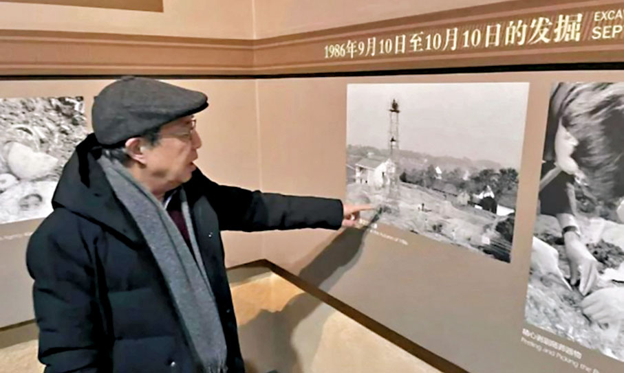 ◆王明達在良渚遺址公園回憶挖掘故事。