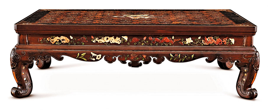 ◆清康熙紫檀百納鑲面百寶嵌螭龍花卉紋高束腰炕桌。圖片來源：蘇富比
