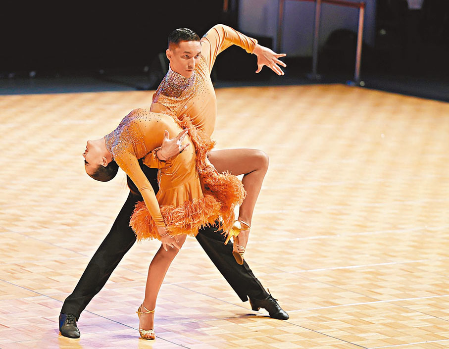 ◆馬學謙（右）與梁子在「倫巴舞」比賽中。