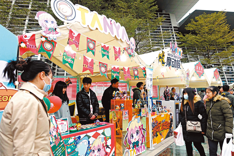 ◆莞港外貿名品嘉年華現場，有趣的展位吸引不少觀眾駐足參觀 。 香港文匯報記者盧靜怡  攝
