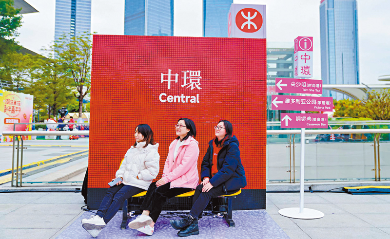 ◆不少市民在香港地標打卡點拍照留念。 香港文匯報記者盧靜怡 攝