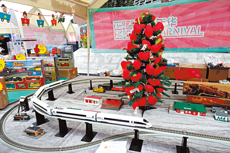 ◆港企生產的內地高鐵動車組等比例模型玩具，備受內地市場歡迎。 香港文匯報記者盧靜怡  攝