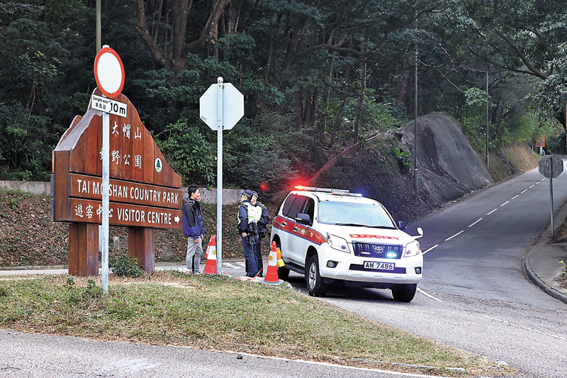 ◆警方昨日繼續在大帽山郊野公園遊客中心外設封鎖線，禁止巿民上山。香港文匯報記者鄺福強 攝