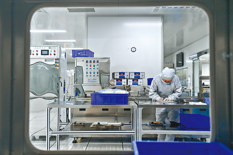 ◆中國商務部及科學技術部日前修訂《中國禁止出口限制出口技術目錄》將技術條目壓縮至134項，但將禁止出口戰略金屬「稀土」萃取分離工藝等多項技術。圖為今年2月一名工人在內蒙古包頭稀土深加工企業工作車間作業。 資料圖片