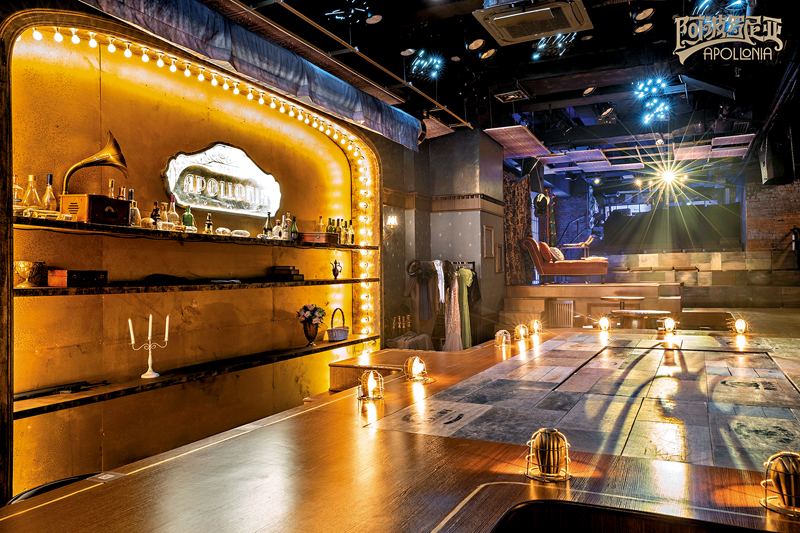 ◆漢坤巧妙地將《阿波羅尼亞》的舞台設計成長條狀吧枱。 