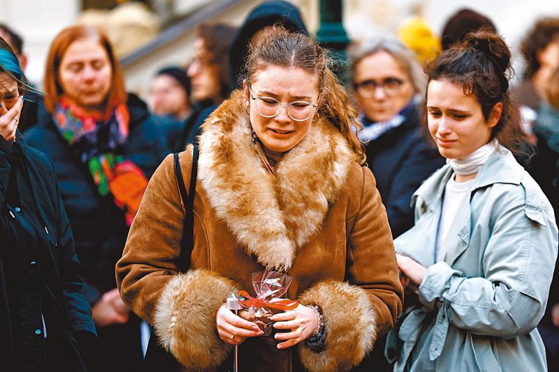 ◆布拉格當地民眾及學生悼念14名遇害者。 路透社