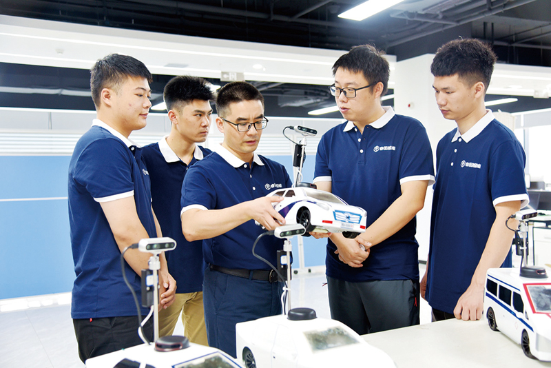 ◆ 湖南睿圖智能科技有限公司周博文（左三）和他的年輕科研團隊在一起。