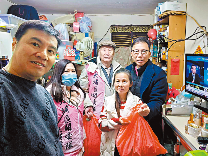 ◆温官球、陳子健與大埔區大埔墟關愛隊到多個唐樓劏房戶探訪及送上福袋。