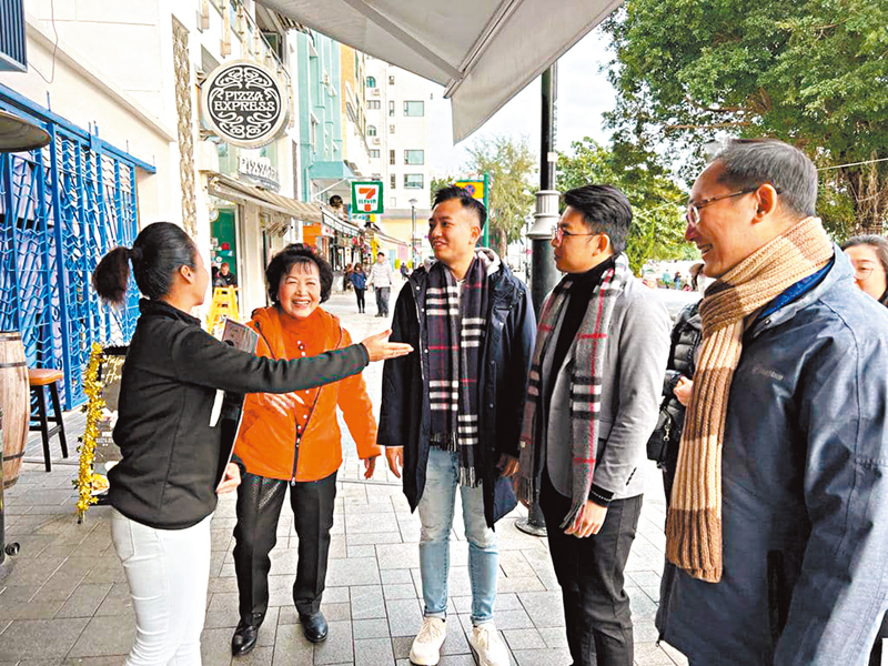 ◆林浩瑋與陳學鋒、張偉楠及陳李佩英探望赤柱、大浪灣和石澳的商戶和居民。 林浩瑋Fb圖片