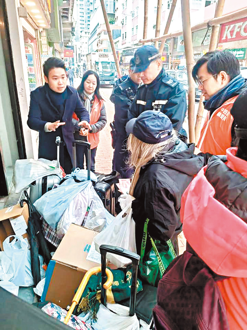 ◆劉天正和楊開永協助一名露宿街頭的婆婆到避寒中心。 劉天正Fb圖片