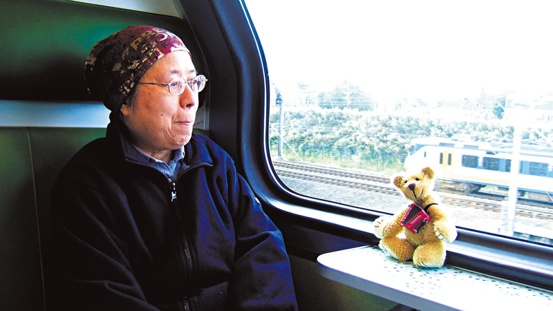 ◆2005年，西西和黃飛熊坐「歐洲之星」火車。《從跳格子到坐飛氈》內頁圖。 中大出版社供圖