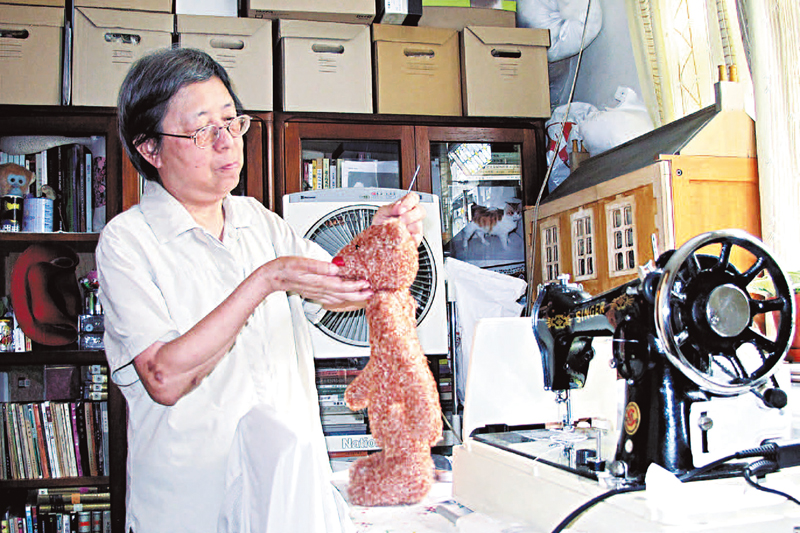 ◆西西做熊。《從跳格子到坐飛氈》內頁圖。 中大出版社供圖