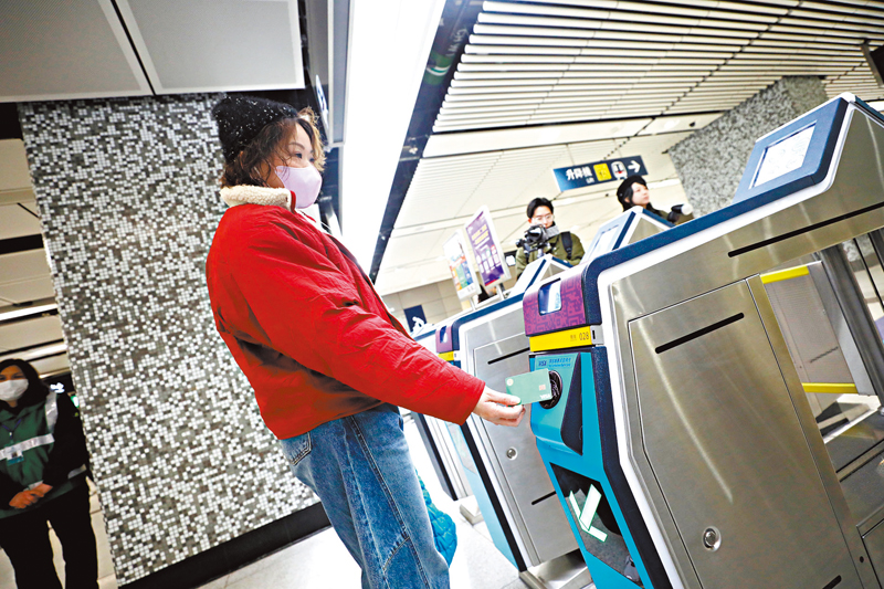 ◆使用信用卡入閘，車費與八達通一致。      香港文匯報記者萬霜靈  攝