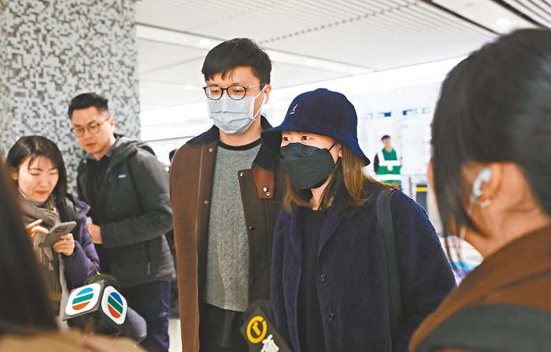 ◆方先生（左）相信遊客是使用信用卡支付車費的主流。黃小姐（右）則表示用信用卡可儲積分。香港文匯報記者萬霜靈  攝