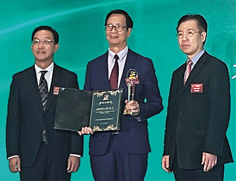 ◆中央政府駐港聯絡辦新界工作部副部長葉虎（右一）、屯門各界慶祝屯門新市鎮金禧活動籌備委員會會長劉業強（左一）頒發「傑出貢獻獎」予屯門區議會主席陳有海（中）。