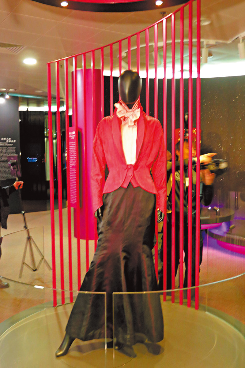 ◆劉培基最喜歡梅艷芳於1998年榮獲港台《第21屆十大中文金曲頒獎音樂會》金針獎的服飾。