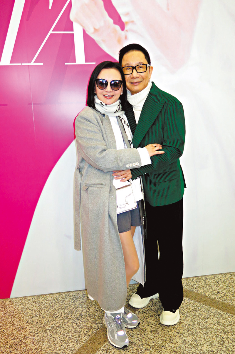 ◆曾華倩參觀梅姐的展覽。