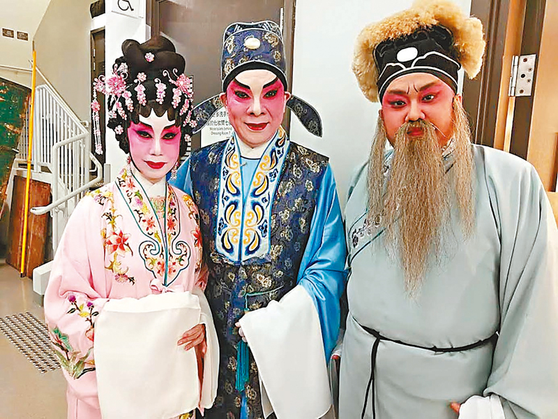 ◆陳劍烽與岑翠紅及愛徒郭啟煇。