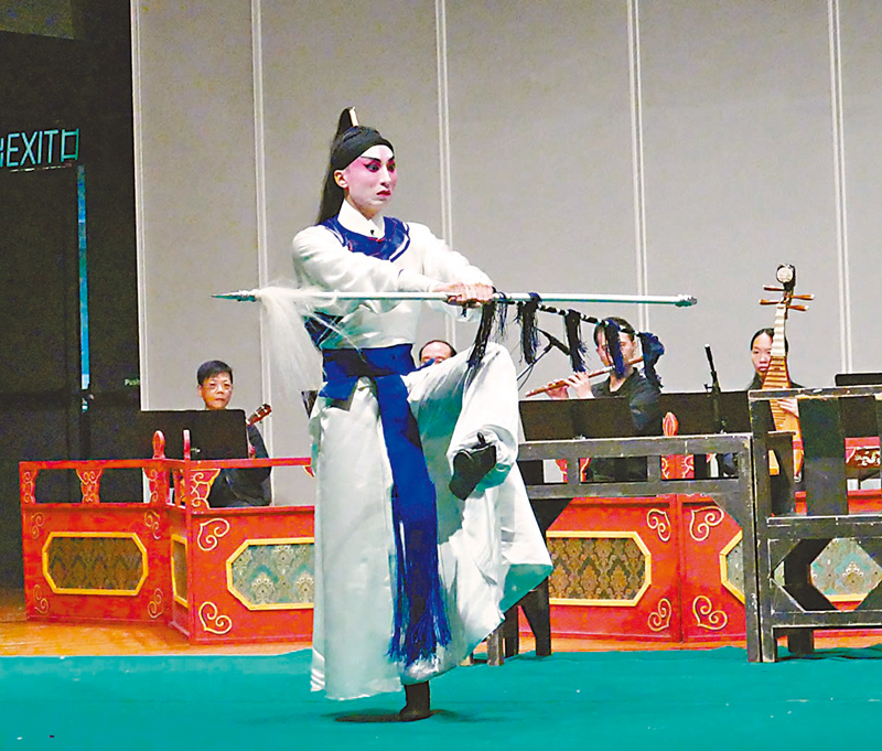 ◆操控馬兒上山坡。