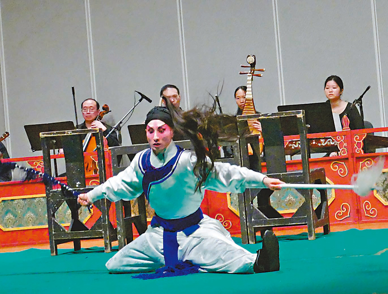 ◆馬兒遇險，不肯上路，演員要用演藝操控，催促。