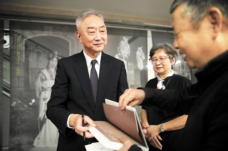 ◆梅蘭芳的孫子梅衛東為觀眾簽名。