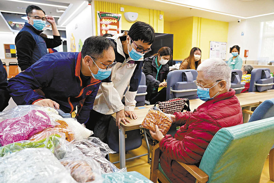 ◆機電工程署義工隊編織百多條頸巾，親自送贈長者。 網誌圖片