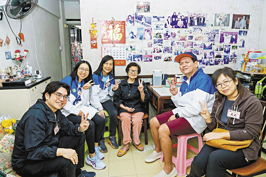 ◆發展局副秘書長（工務）黃恩諾（前排左一）與水務署同事探訪獨居長者。 網誌圖片