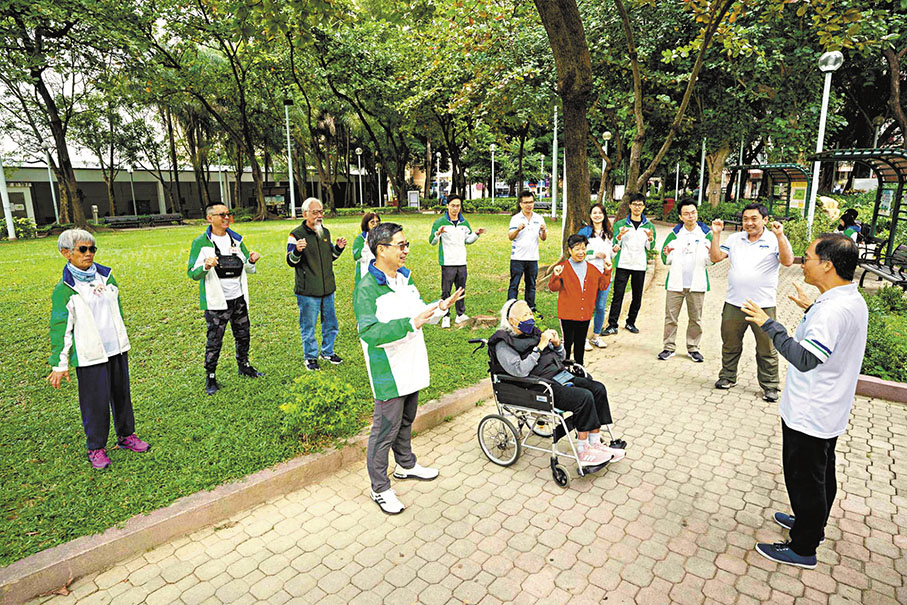 ◆土木工程拓展署副署長馬漢毅與同事陪伴長者到公園散步，一起做「手指操」舒展筋骨。 網誌圖片