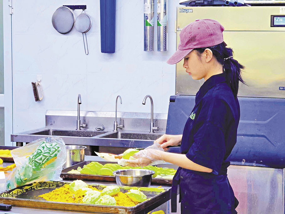 ◆市場對斑蘭製品的青睞,讓凍乾斑蘭粉銷售大增。圖為店員製作斑蘭食品。 香港文匯報記者何玫 攝