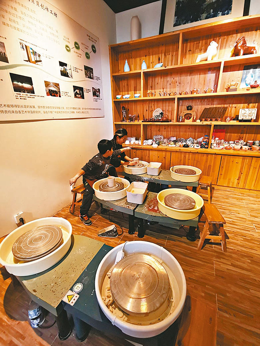 ◆小朋友來陶貝貝工作坊學拉坯。