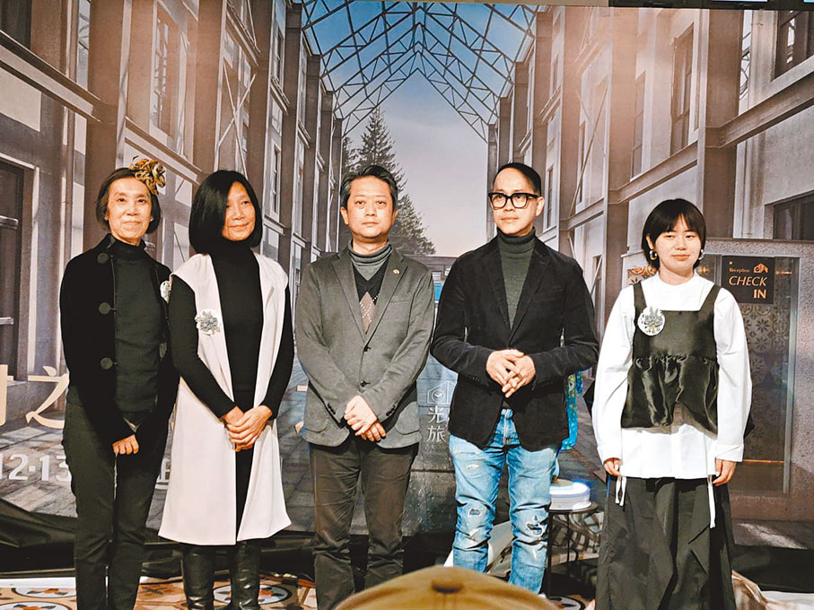 ◆「光時旅行」酒店舉辦非比尋常的開幕儀式。特別邀請了生於香港的「鐵皮玩具大王」陳國泰（右二）、旅法台灣帽飾設計師楊美娟，以及詩人藝術評論家甜河（汪嫣然）（右一），以文創為主題進行分享。