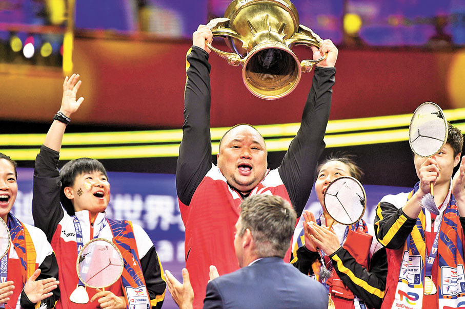 ◆中國羽毛球協會主席張軍（中）今年5月成功舉起蘇迪曼盃。